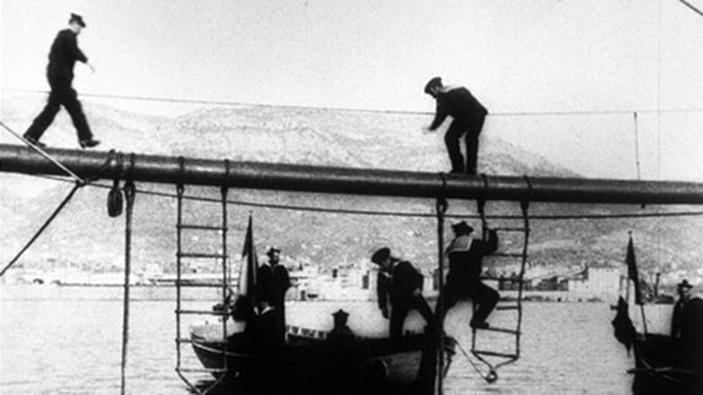 кадр из фильма Embarquement des marins dans leurs canots