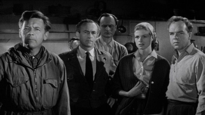 кадр из фильма Мёртвое озеро