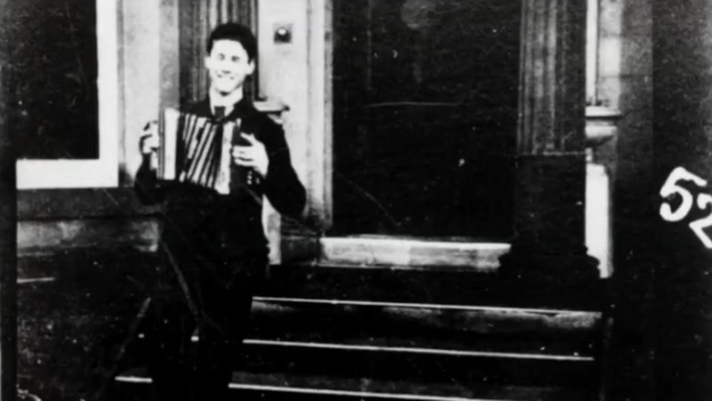 кадр из фильма Accordion Player