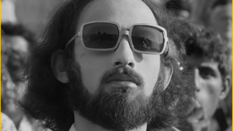 кадр из фильма המת על החי