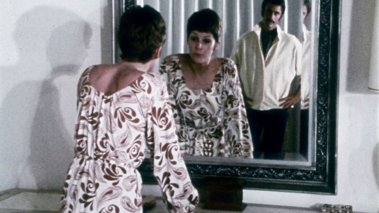 кадр из фильма Two Roses and a Golden Rod