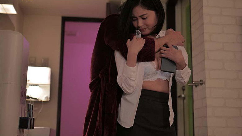 кадр из фильма 性接待NTR 気持ち悪い取引先のオジサンの元へ接待に行った彼女が誕生日なのに帰ってきません… 五十嵐なつ