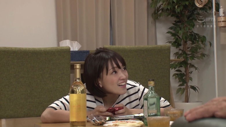 кадр из фильма 家族がいるのに大好きな叔父さんの膝の上でこっそりチ○ポ挿入そのまま中出しまでさせてしまう姪っ子