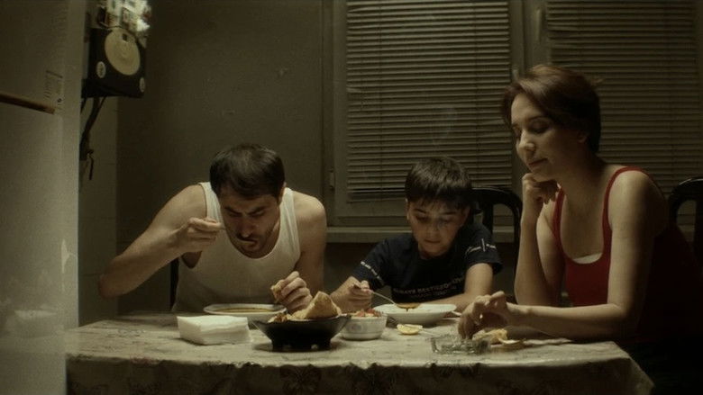 кадр из фильма Mavi Tünd Qırmızı