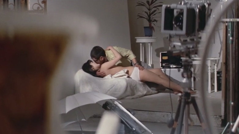 кадр из фильма 女子大生　かりそめの妻