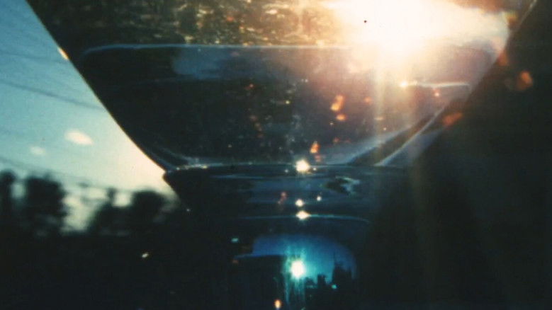 кадр из фильма 安価なワイン・グラスを用いて光について考察するフィルム。