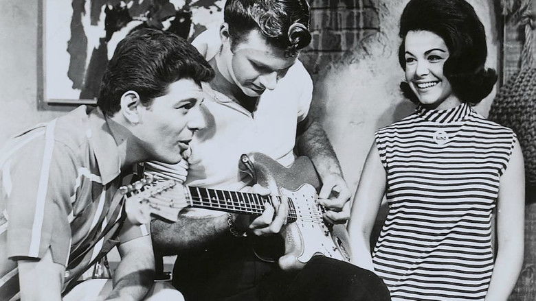 кадр из фильма Мускулы на пляже