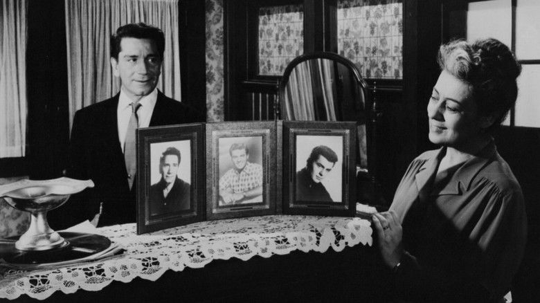 кадр из фильма Братья Рико