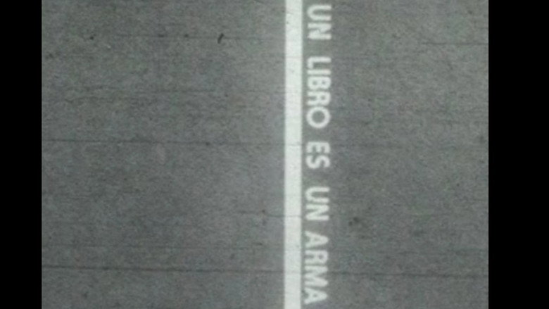 кадр из фильма Un libro es un arma