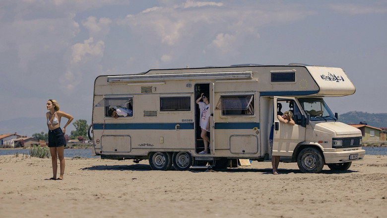 кадр из фильма Οι άγριες μέρες μας