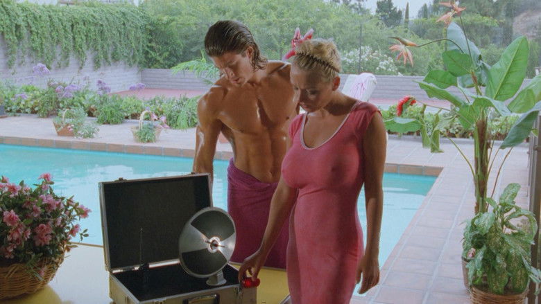 кадр из фильма Возвращение на дикий пляж