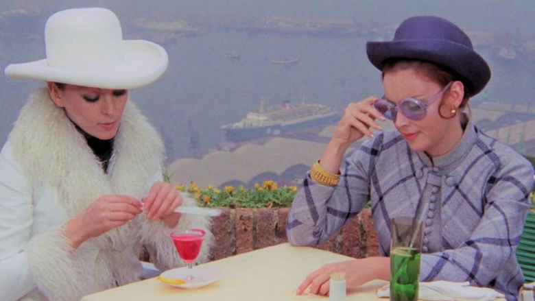 кадр из фильма Грязные фото для дамы вне всяких подозрений