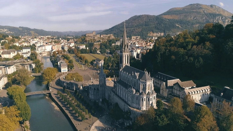 кадр из фильма Lourdes, le sanctuaire de la démesure