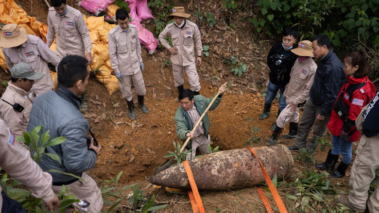 кадр из фильма Đại Bác Nghe Quen Như Câu Dạo Buồn