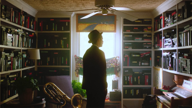 кадр из фильма Земляничный особняк