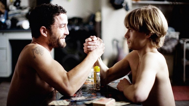 кадр из фильма За стенами