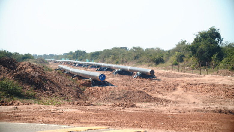 кадр из фильма Pipeline - PFA Pensions oliespor gennem Uganda