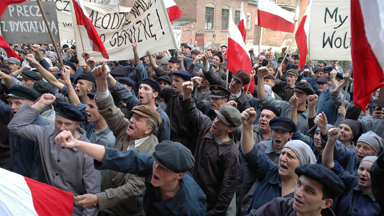 кадр из фильма Кароль. Человек, ставший Папой Римским