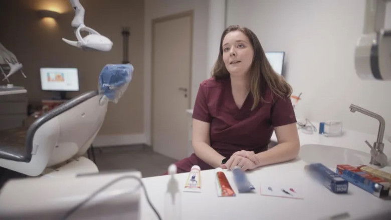 кадр из фильма Des dents blanches... au rire jaune !