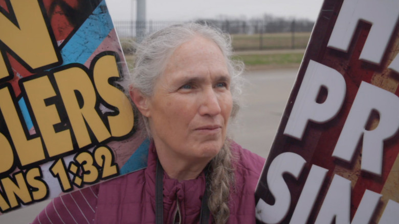 кадр из фильма Louis Theroux: Surviving America’s Most Hated Family