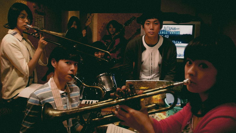 кадр из фильма Свинг-гёрлз