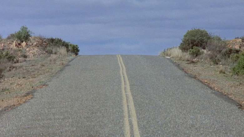 кадр из фильма Безумный Макс 2: Воин дороги