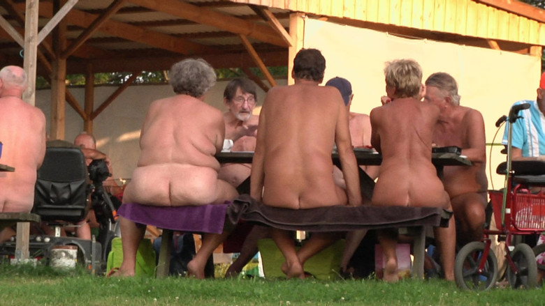 кадр из фильма Den nakna campingen