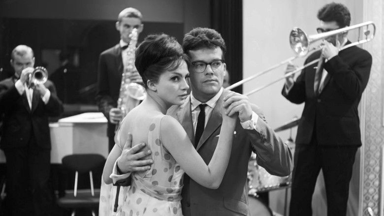 кадр из фильма Девушка из банка