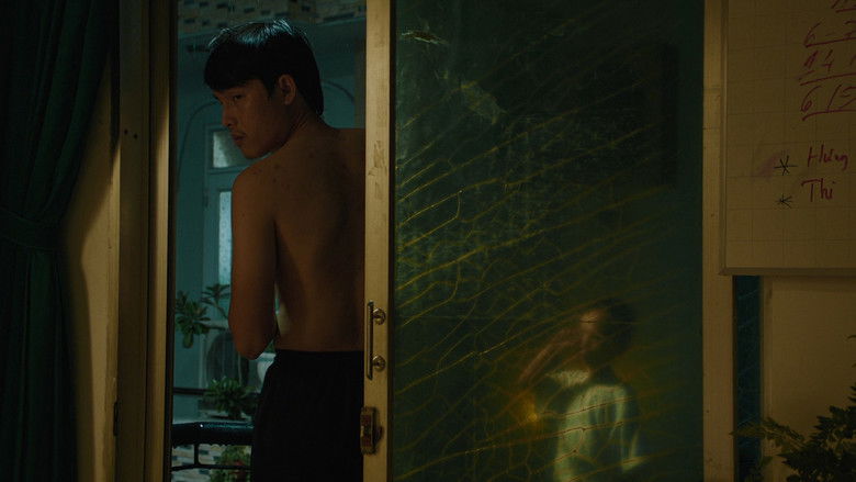 кадр из фильма Bên Trong Vỏ Kén Vàng