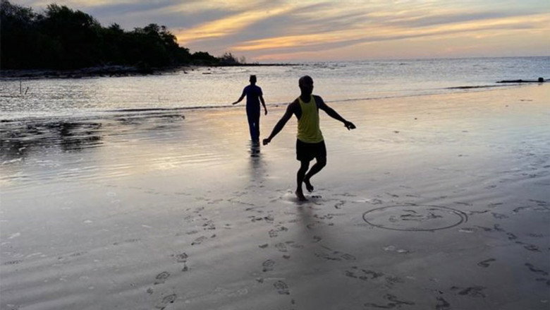 кадр из фильма Eating Papaw on the Seashore