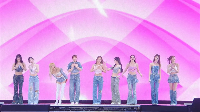кадр из фильма TWICE 5TH WORLD TOUR 'READY TO BE' in JAPAN