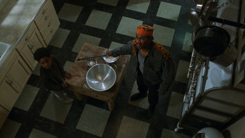 кадр из фильма Люди под лестницей