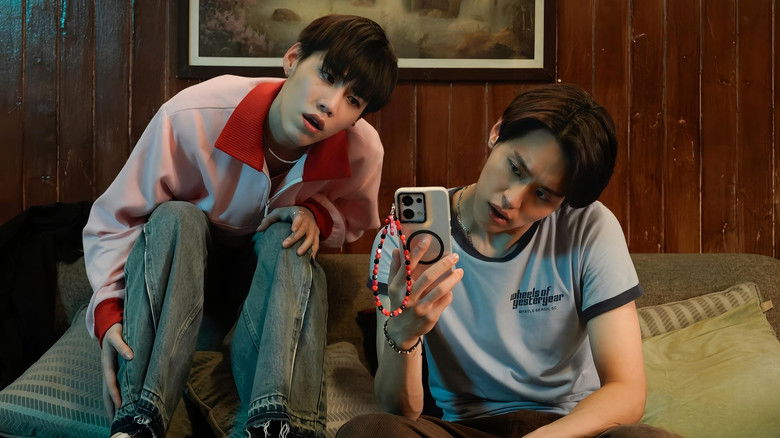 кадр из фильма ซองแดงแต่งผี