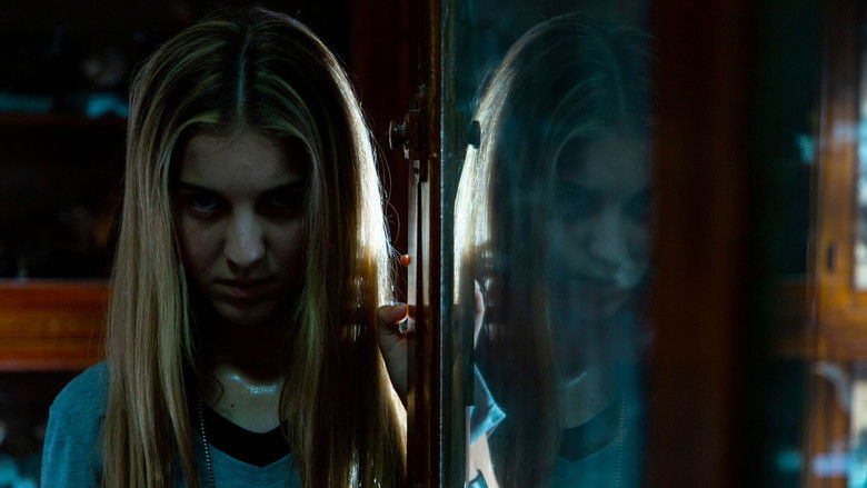 кадр из фильма Мама: гостья из тьмы