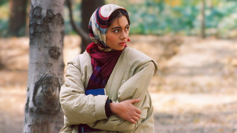 кадр из фильма دختری با کفش‌های کتانی