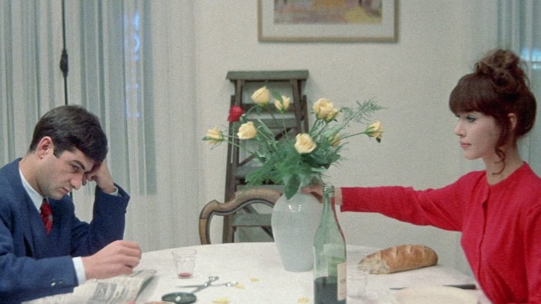 кадр из фильма Женщина есть женщина