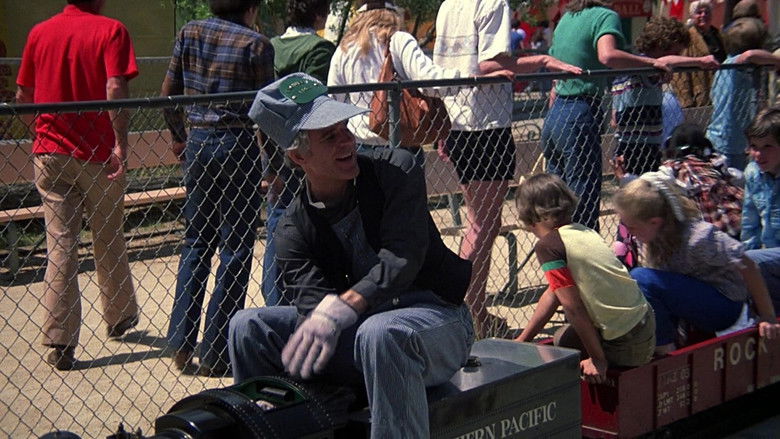 кадр из фильма Придурок