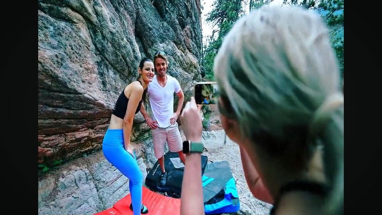 кадр из фильма A Mountain Between Us