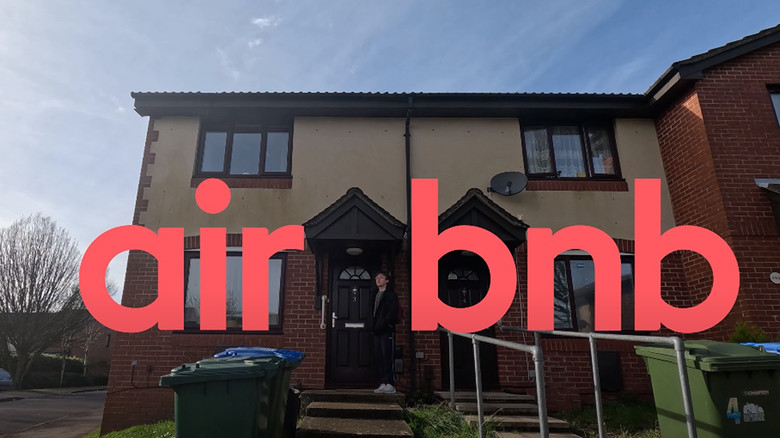 кадр из фильма Airbnb