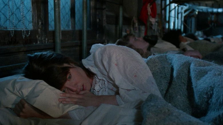 кадр из фильма Девушки из исправительной колонии