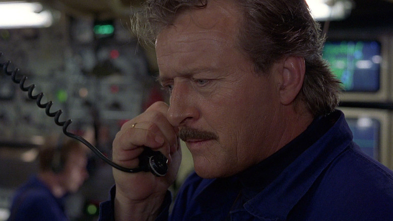 кадр из фильма Враждебные воды