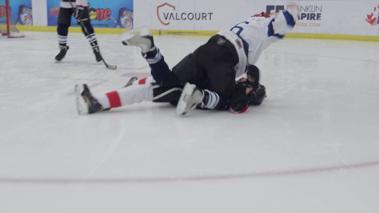 кадр из фильма Niaise pas avec la Puck