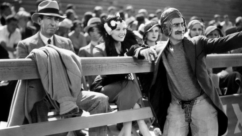 кадр из фильма Лошадиные перья