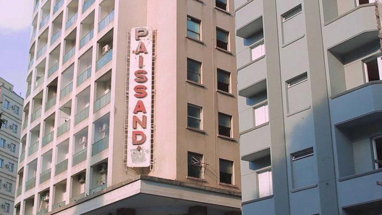 кадр из фильма Através da Cidade Invisível