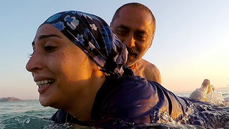 кадр из фильма Yüzme Öğreniyorum