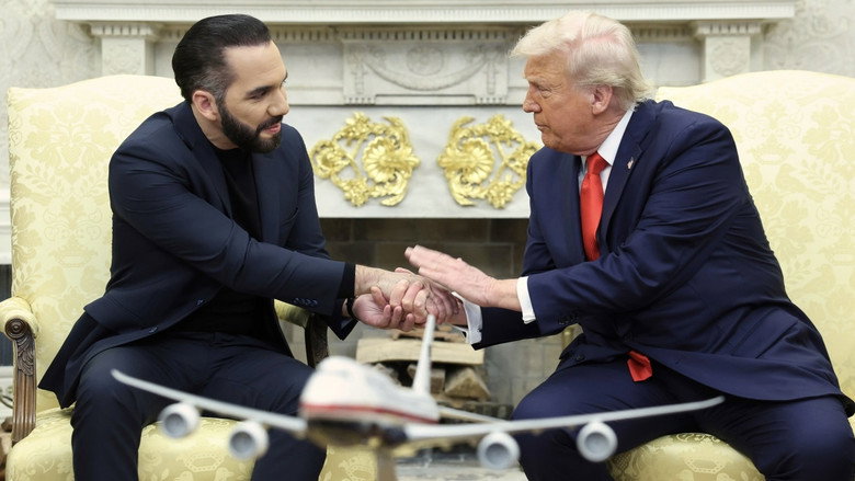 кадр из фильма The Deal: Trump Bukele & The Gangs of El Salvador