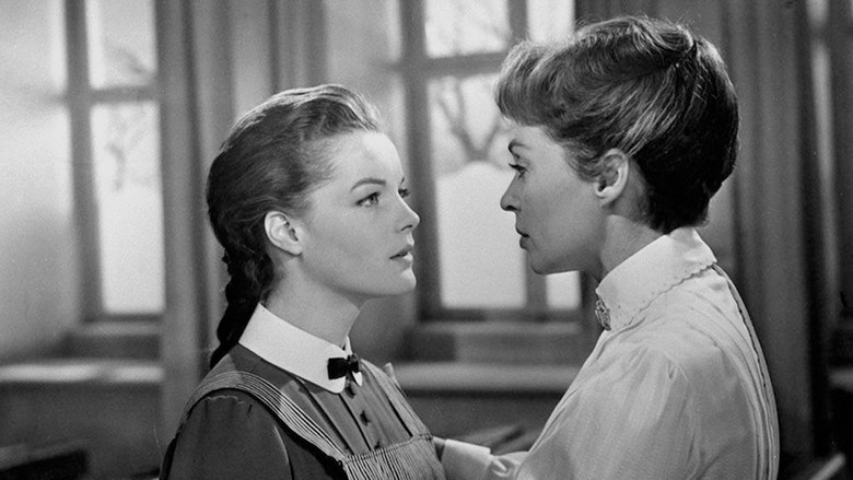 кадр из фильма Девушки в униформе