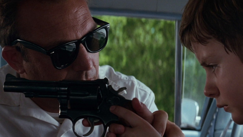 кадр из фильма Совершенный мир