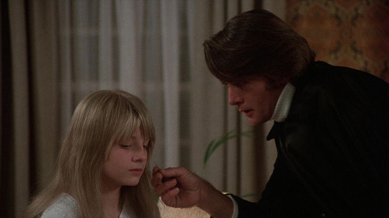 кадр из фильма Девочка живущая вниз по переулку