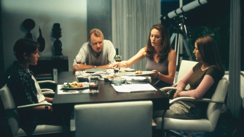 кадр из фильма Стеклянный дом